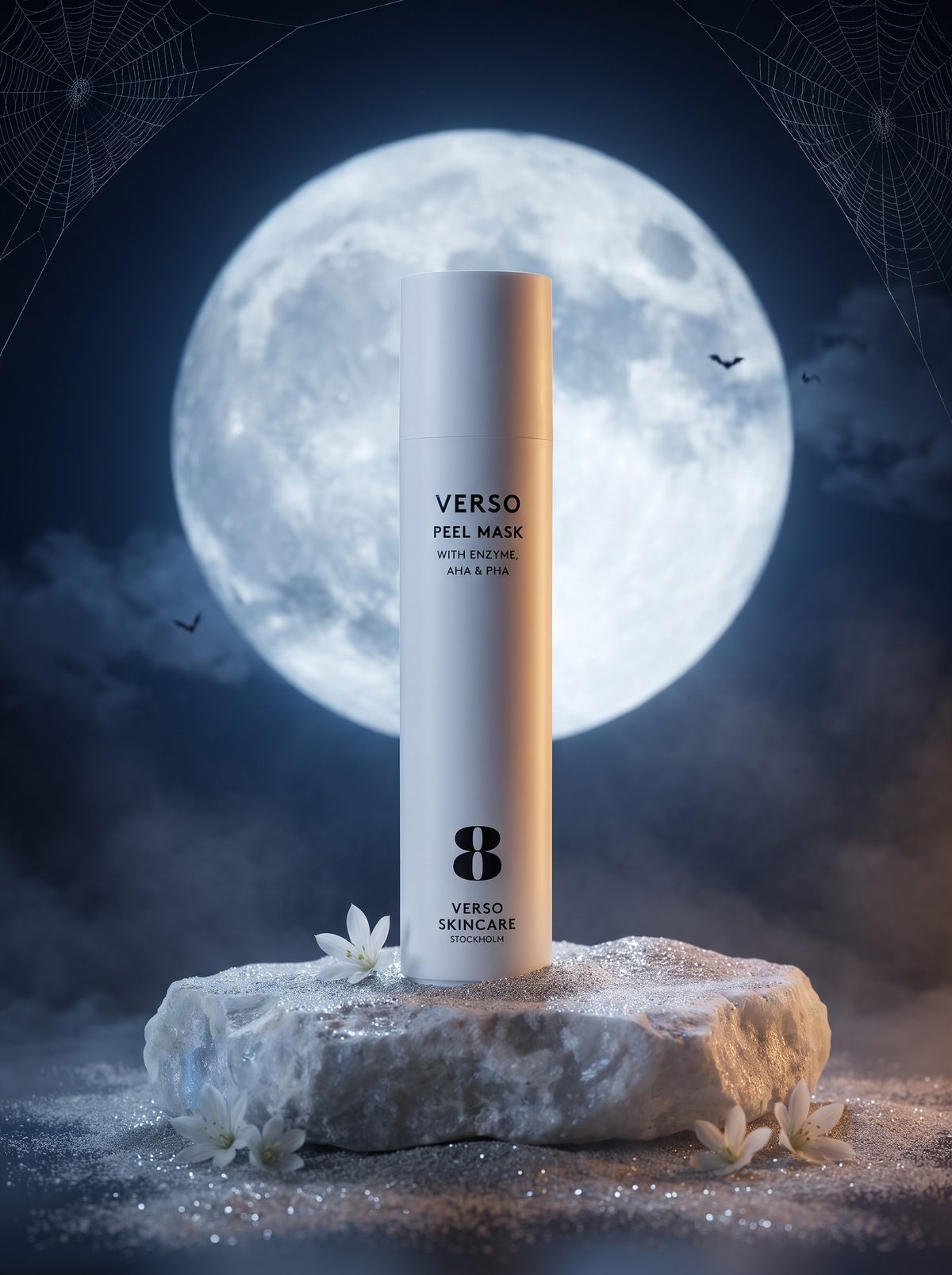 Verso Peel Mask na kamieniu przy pełni księżyca, nocna sceneria z nietoperzami