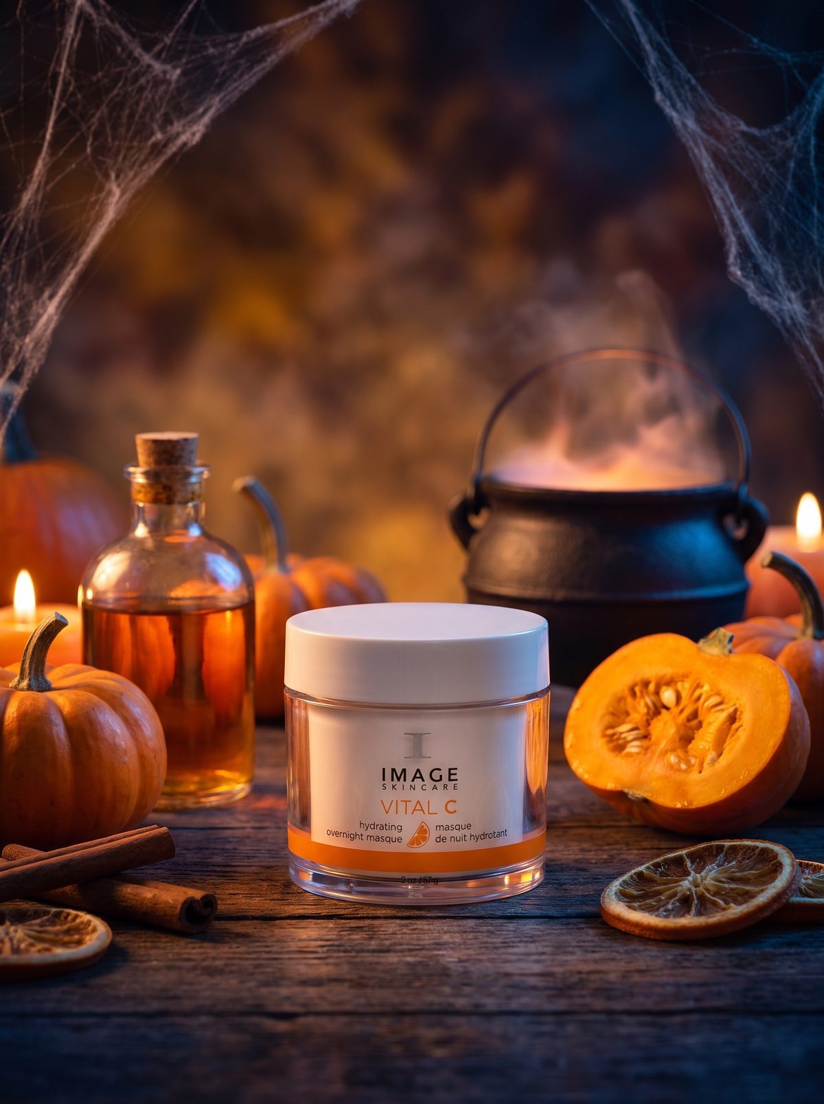 Image Skincare Vital C Hydrating Overnight Masque wśród dyń, świec i kociołka